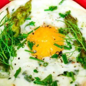 ŒUF COCOTTE AUX FEUILLES DE MANIOC ET BLEU D’AUVERGNE